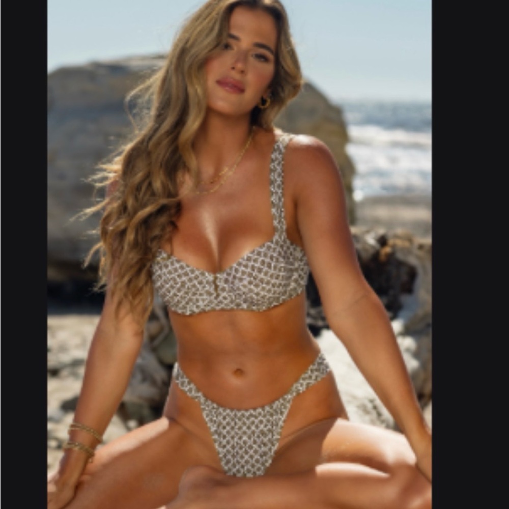 L top / xl bottom.  Jagger bikini from Cupshi